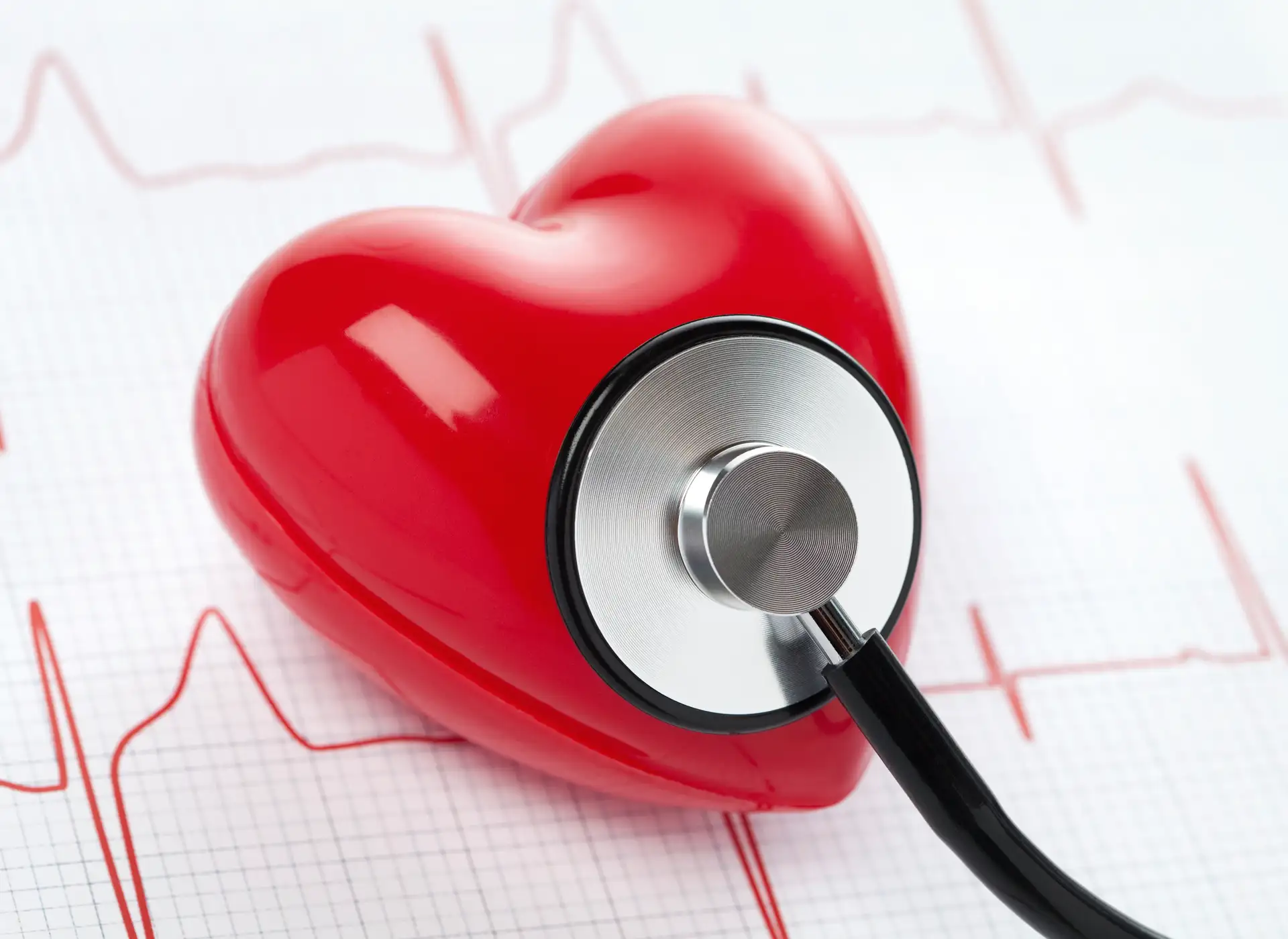 serce badane stetoskopem z wynikiem ekg w tle