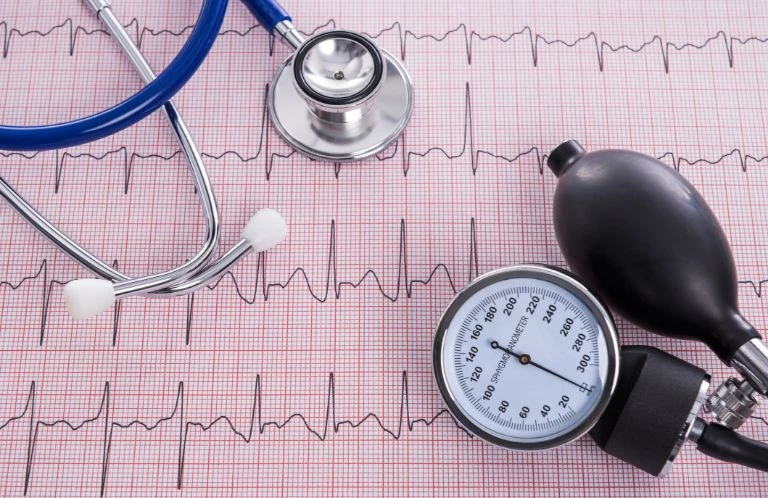 Diagnostyka kardiologiczna wykres ekg ciśnieniomierz i stetoskop